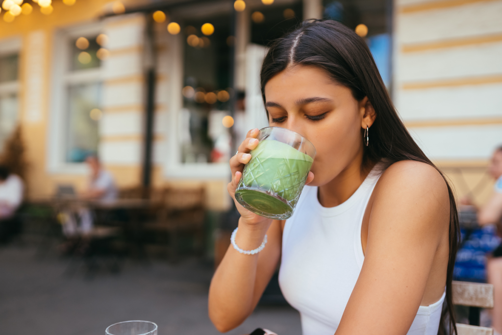 proprietà del tè matcha (e perché dovresti berlo tutti i giorni)